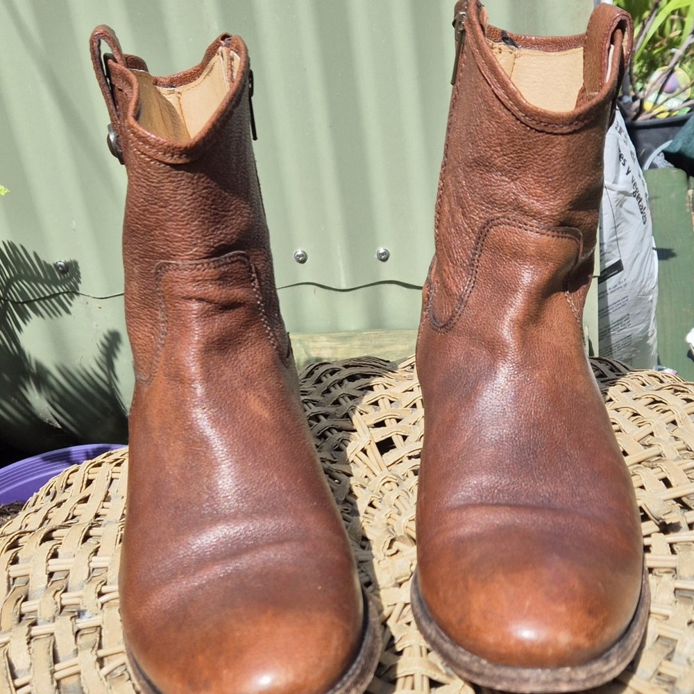 Frye ankle boots. Great condition